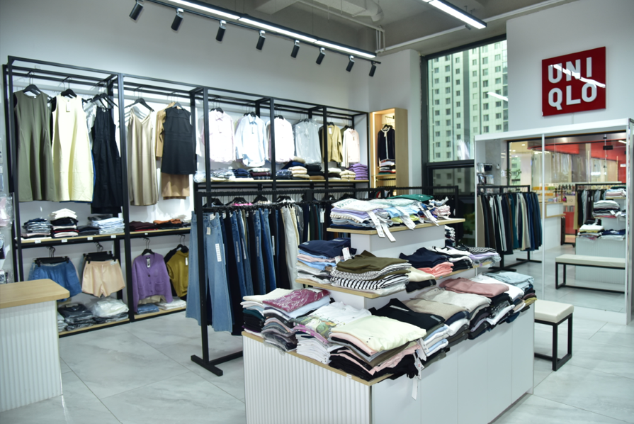 United Mall дахь Uniqlo дэлгүүрийн дотоод орчин
